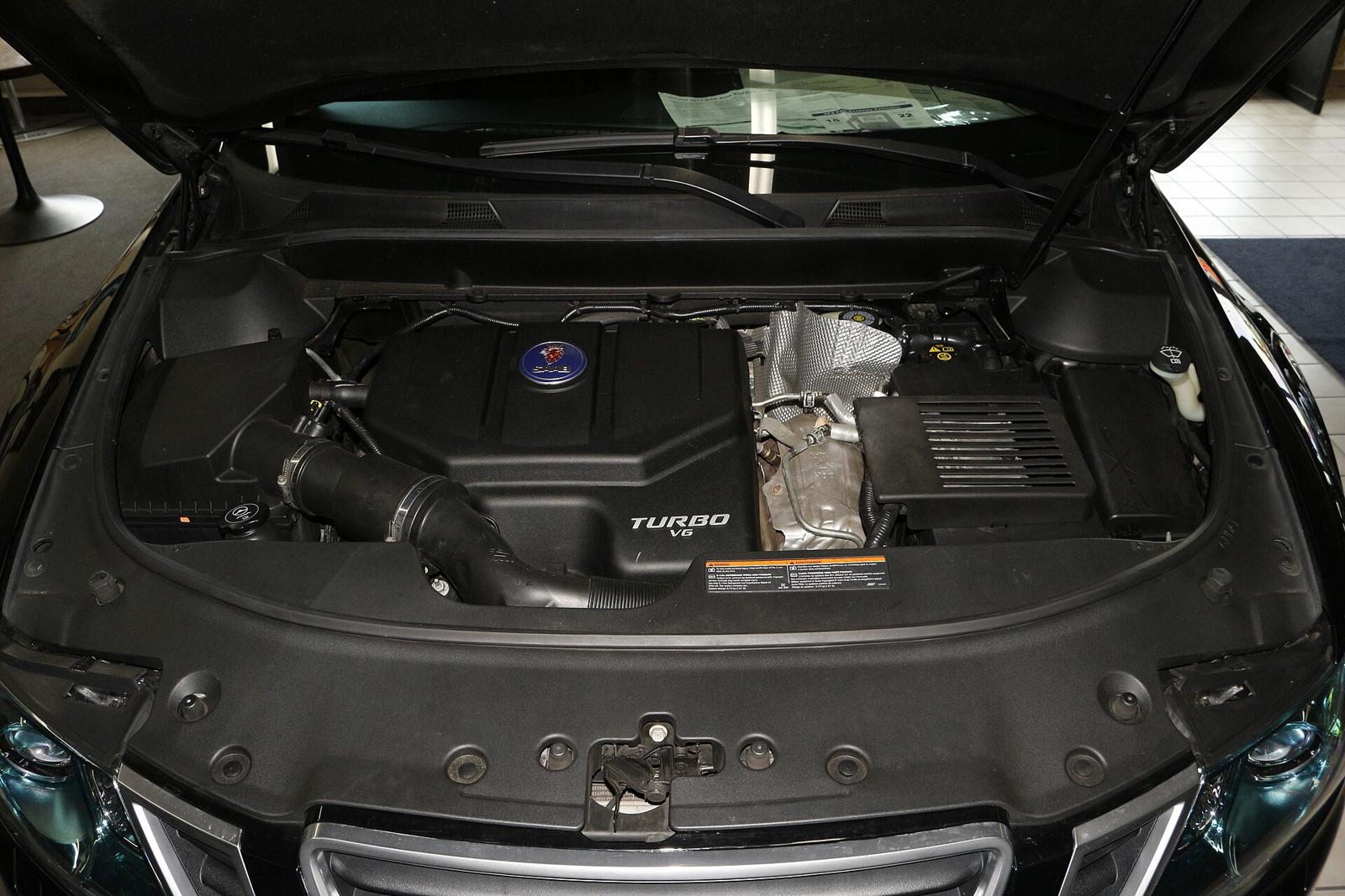 Motorrommet i en Saab 9-4X med motordeksel merket Turbo V6