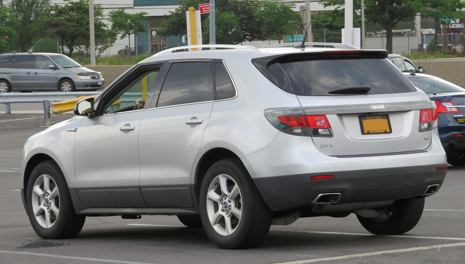 Sølvfarget Saab 9-4X sett skrått bakfra på en parkeringsplass