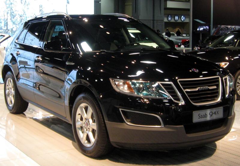 Svart Saab 9-4X på utstillingsgulv