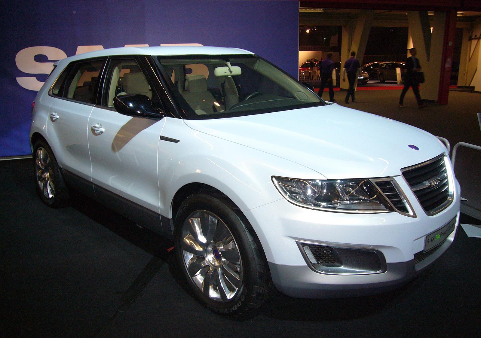 Hvit Saab 9-4X BioPower Concept på en bilutstilling, sett skrått forfra