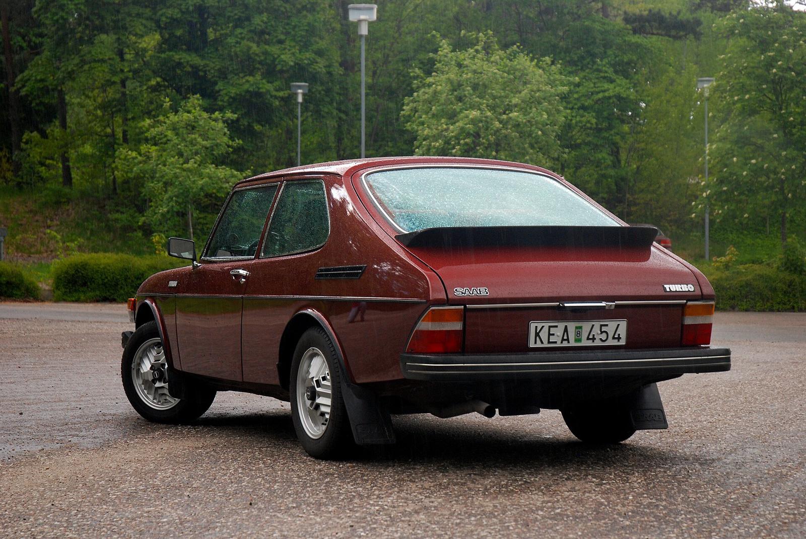 Rødbrun Saab 99 Turbo Combi Coupé sett skrått bakfra, med spoiler på bakluken