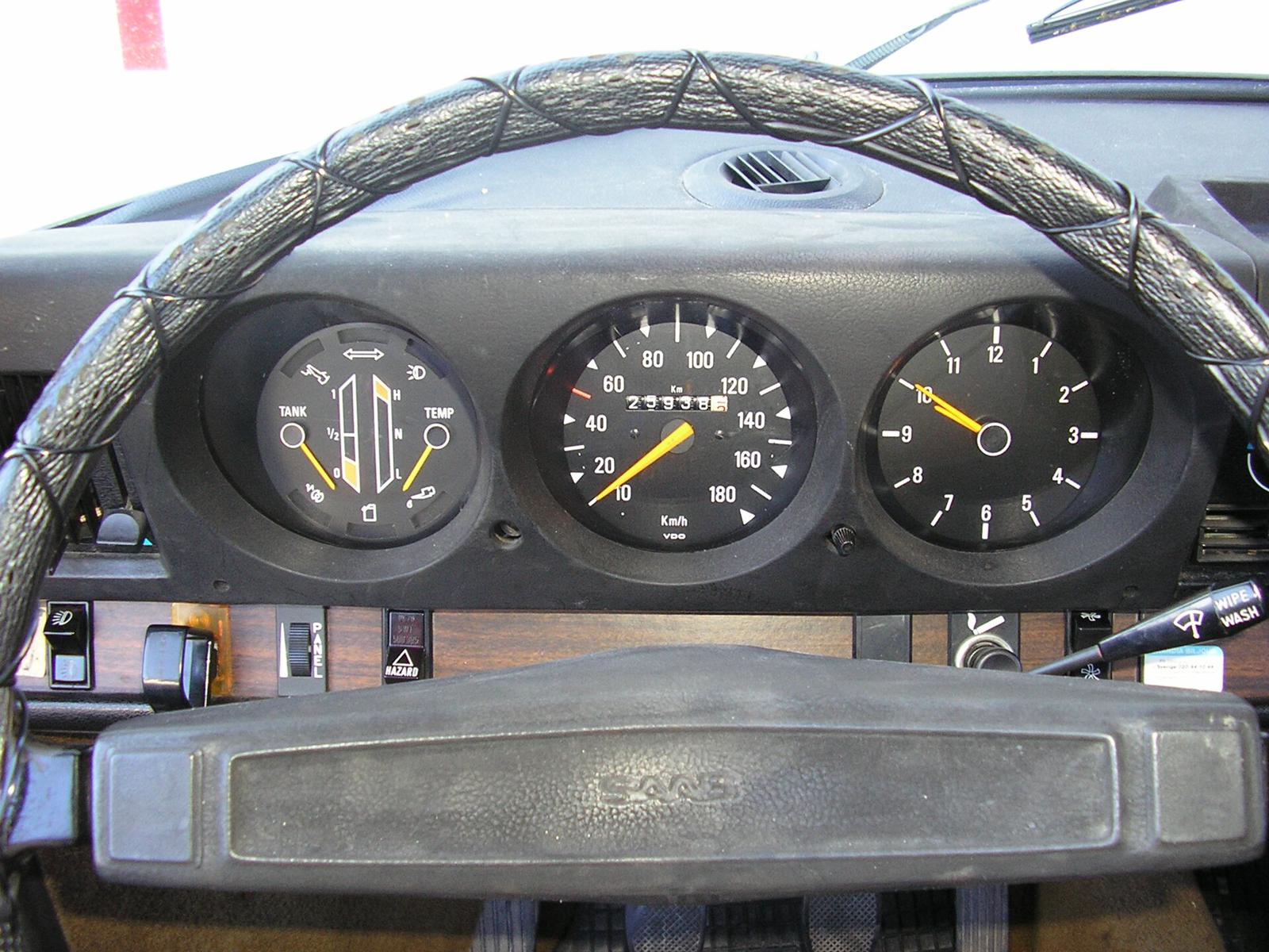 Tre runde instrumenter bak rattet: drivstoff og temperatur, speedometer og klokke