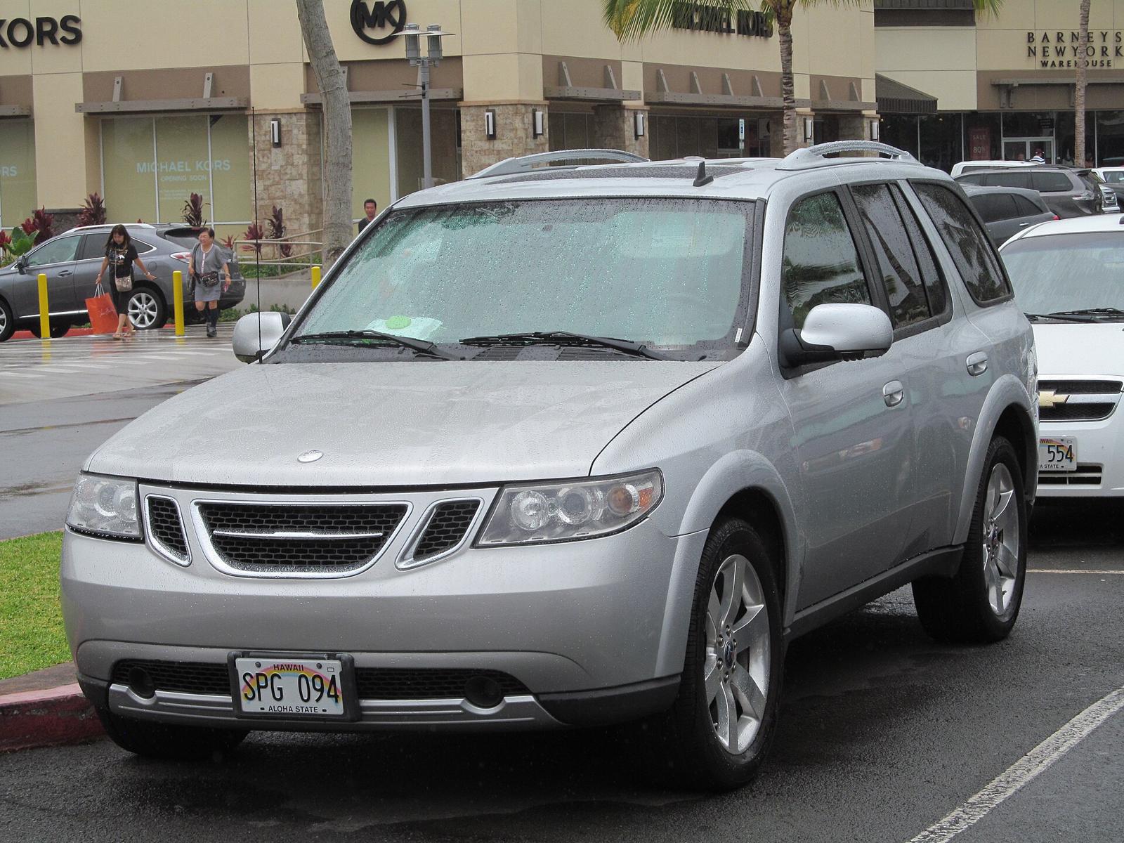 Sølvfarget Saab 9-7X med Hawaii-skilt på en våt parkeringsplass