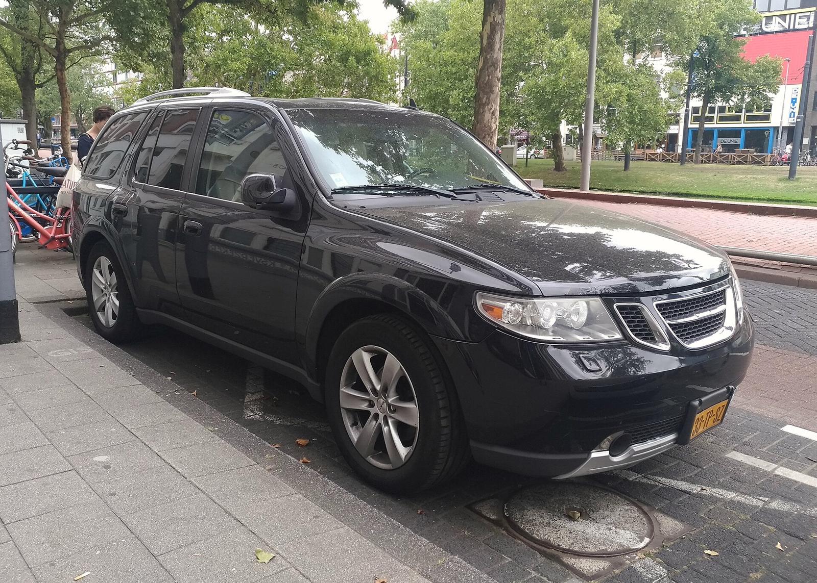 Svart Saab 9-7X med nederlandsk skilt parkert i en bygate