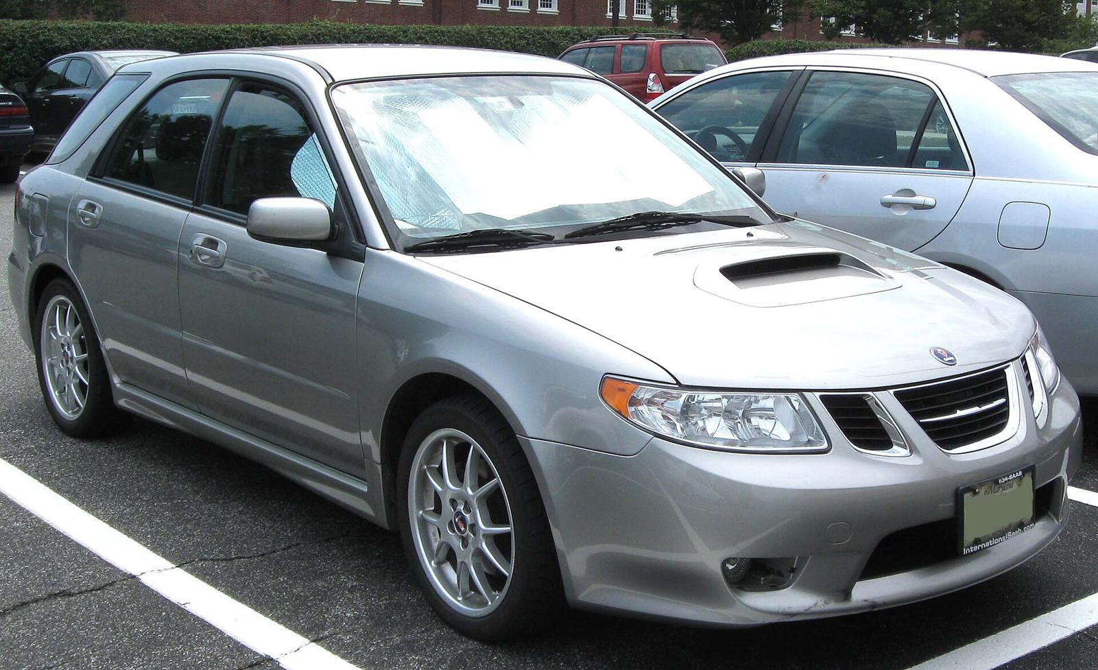 Sølvgrå Saab 9-2X Aero sett skrått forfra på en parkeringsplass, med luftinntak i panseret