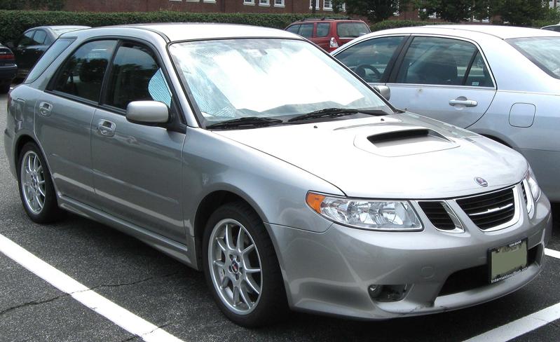 Sølvgrå Saab 9-2X Aero med luftinntak i panseret