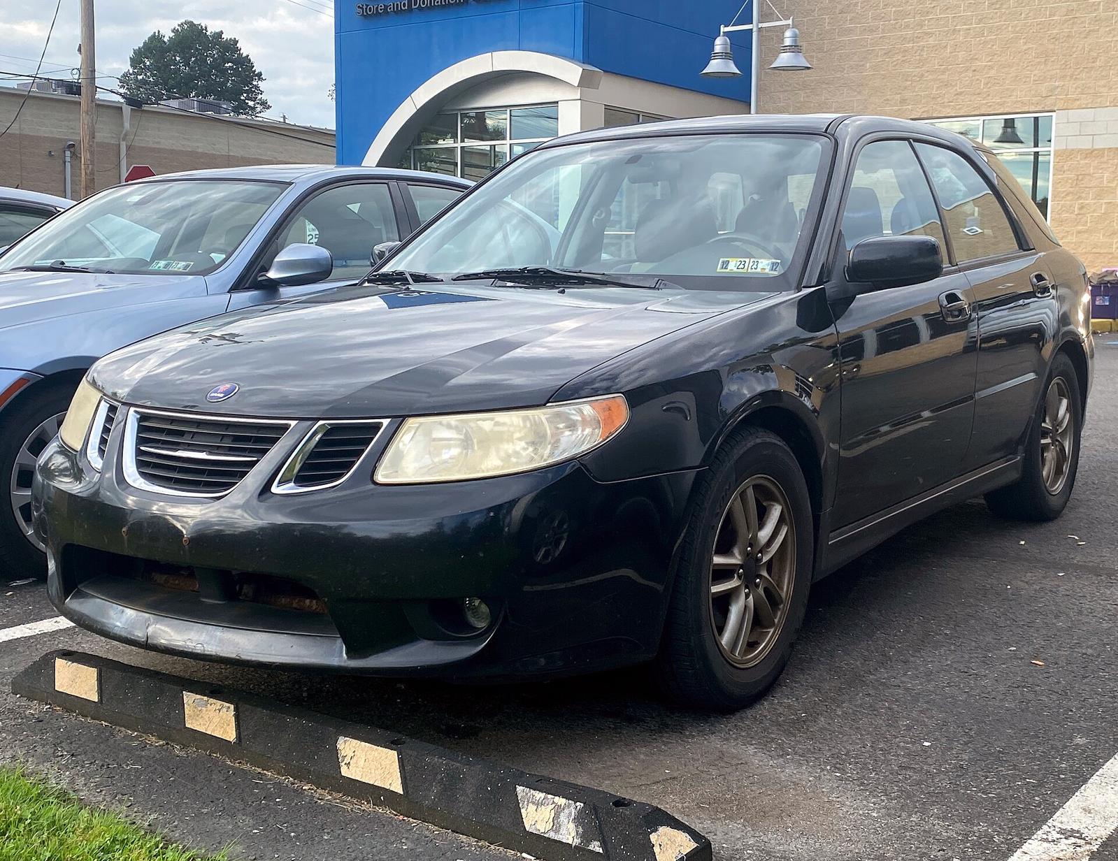 Svart Saab 9-2X av årsmodell 2005 sett skrått forfra med Saabs grill med tre åpninger