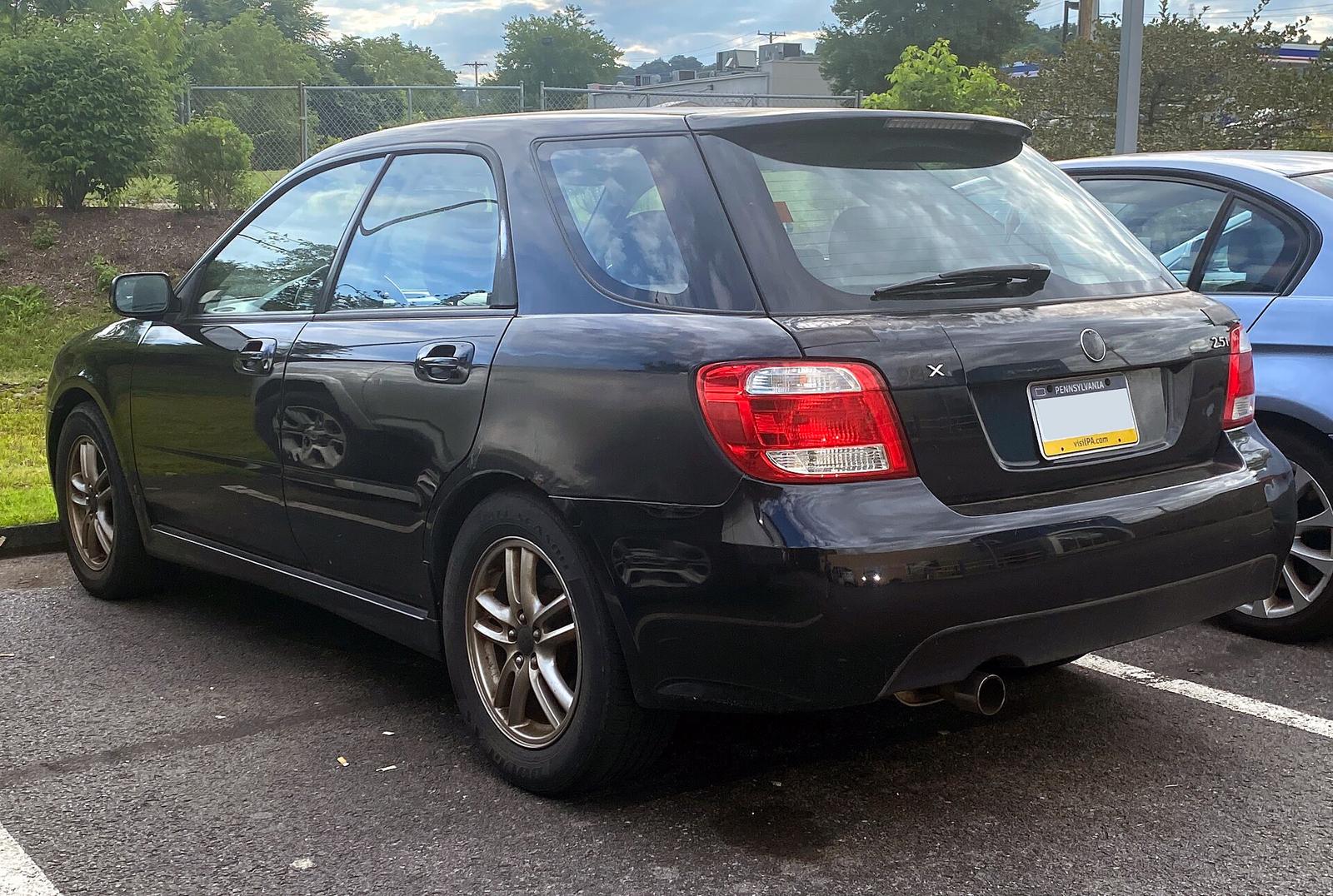 Svart Saab 9-2X sett skrått bakfra, med bakluke og baklykter