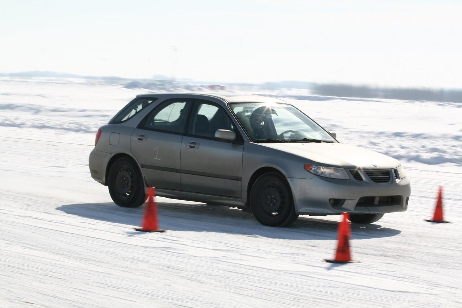 Sølvgrå Saab 9-2X i fart mellom kjegler på en snødekt autocross-bane
