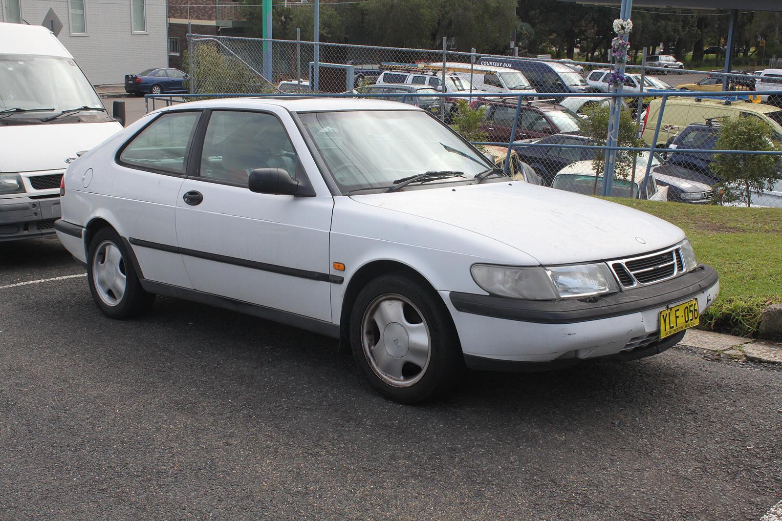 Hvit Saab 900 tredørs kupé sett skrått forfra
