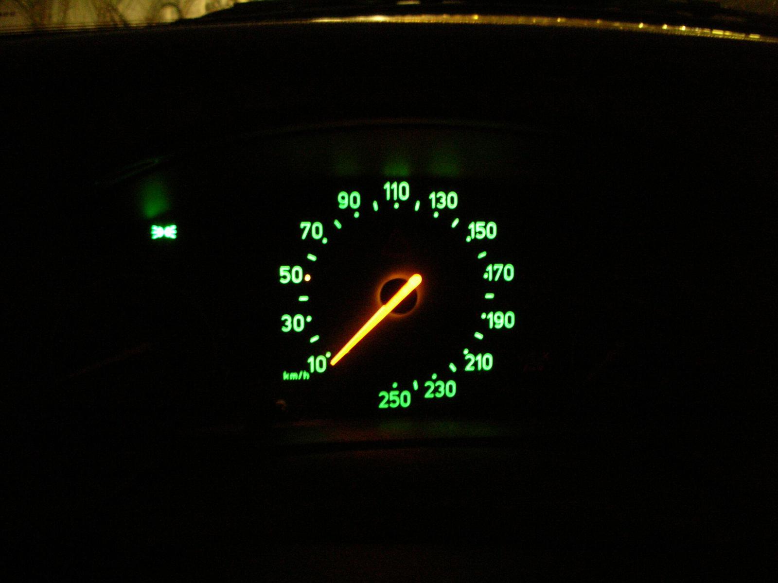 Grønt opplyst speedometer i et ellers mørkt instrumentpanel