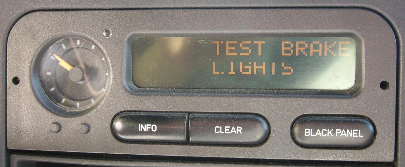 Saab Information Display med klokke og knappene Info, Clear og Black Panel