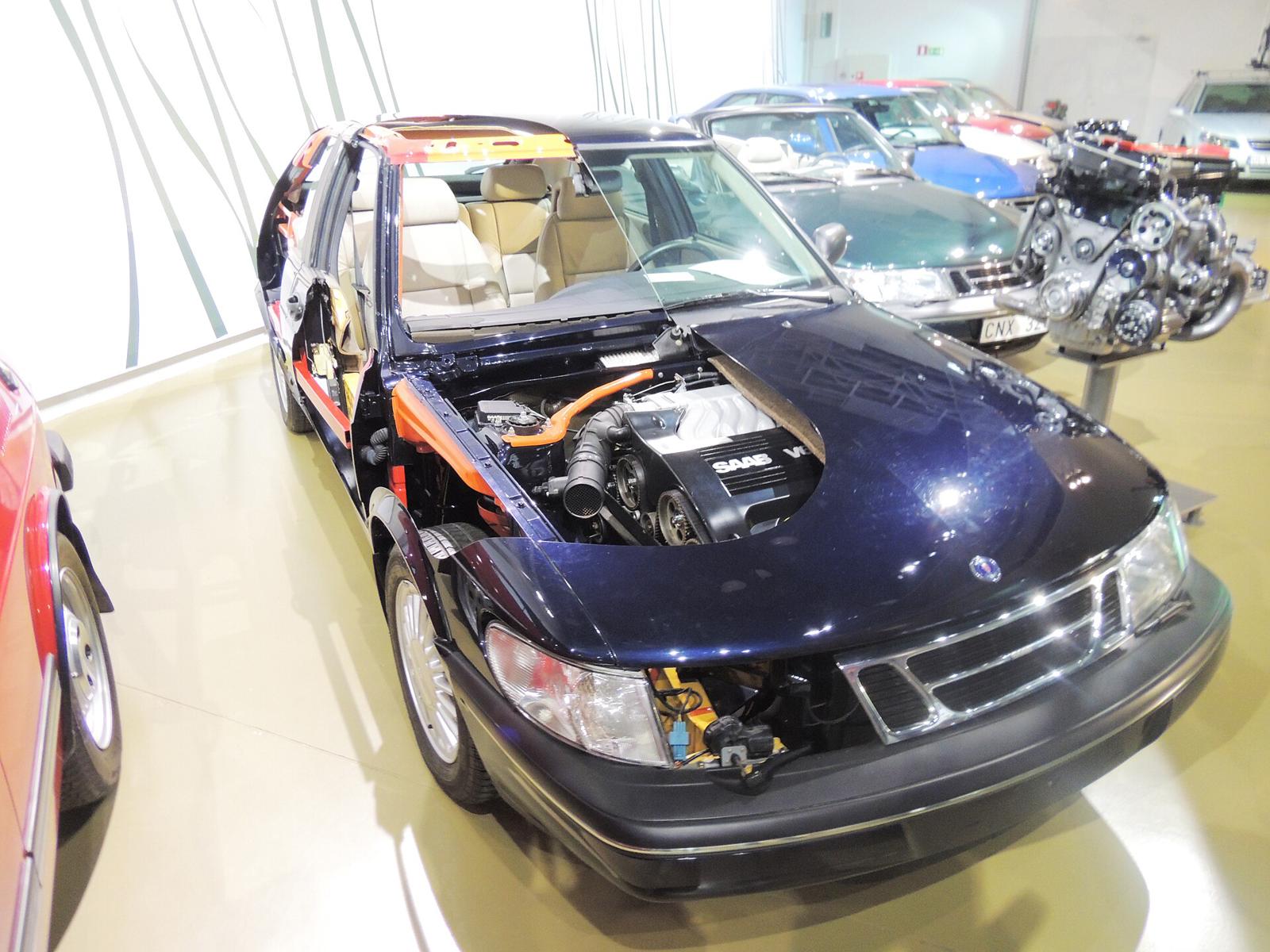 Mørkeblå Saab 900 der deler av karosseriet er skåret bort så V6-motoren vises