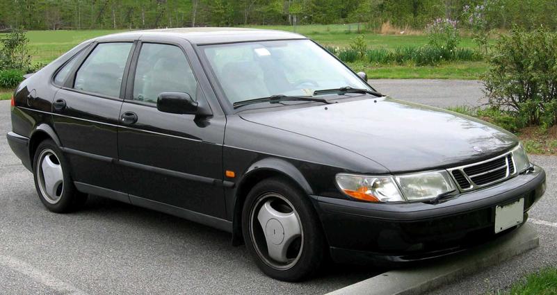 Svart Saab 900 femdørs fra 1997