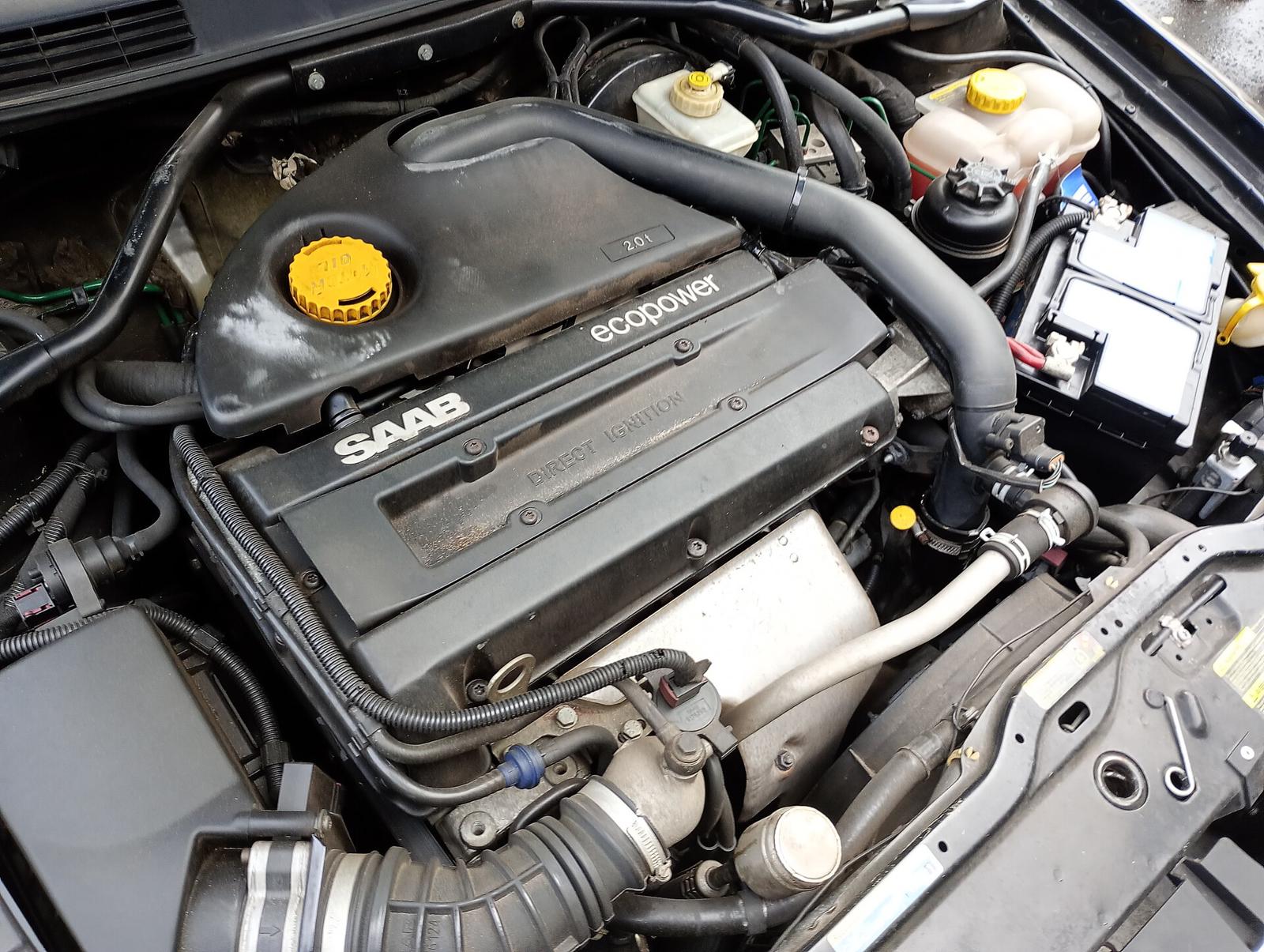 Motorrommet i en Saab 9-3 med tverrstilt motor merket Saab Ecopower og Direct Ignition