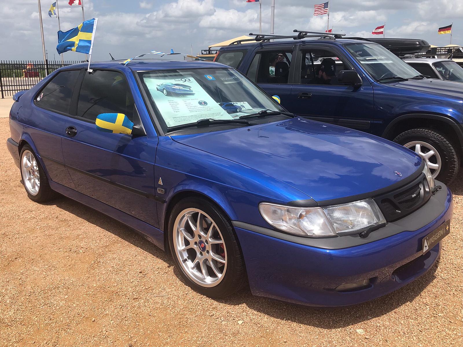 Blå Saab 9-3 Viggen med tre dører og Viggen-skilt foran, svenske flagg på speilene