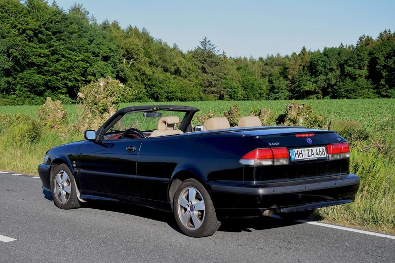 Svart Saab 9-3 cabriolet fra 2003 med kalesjen nede
