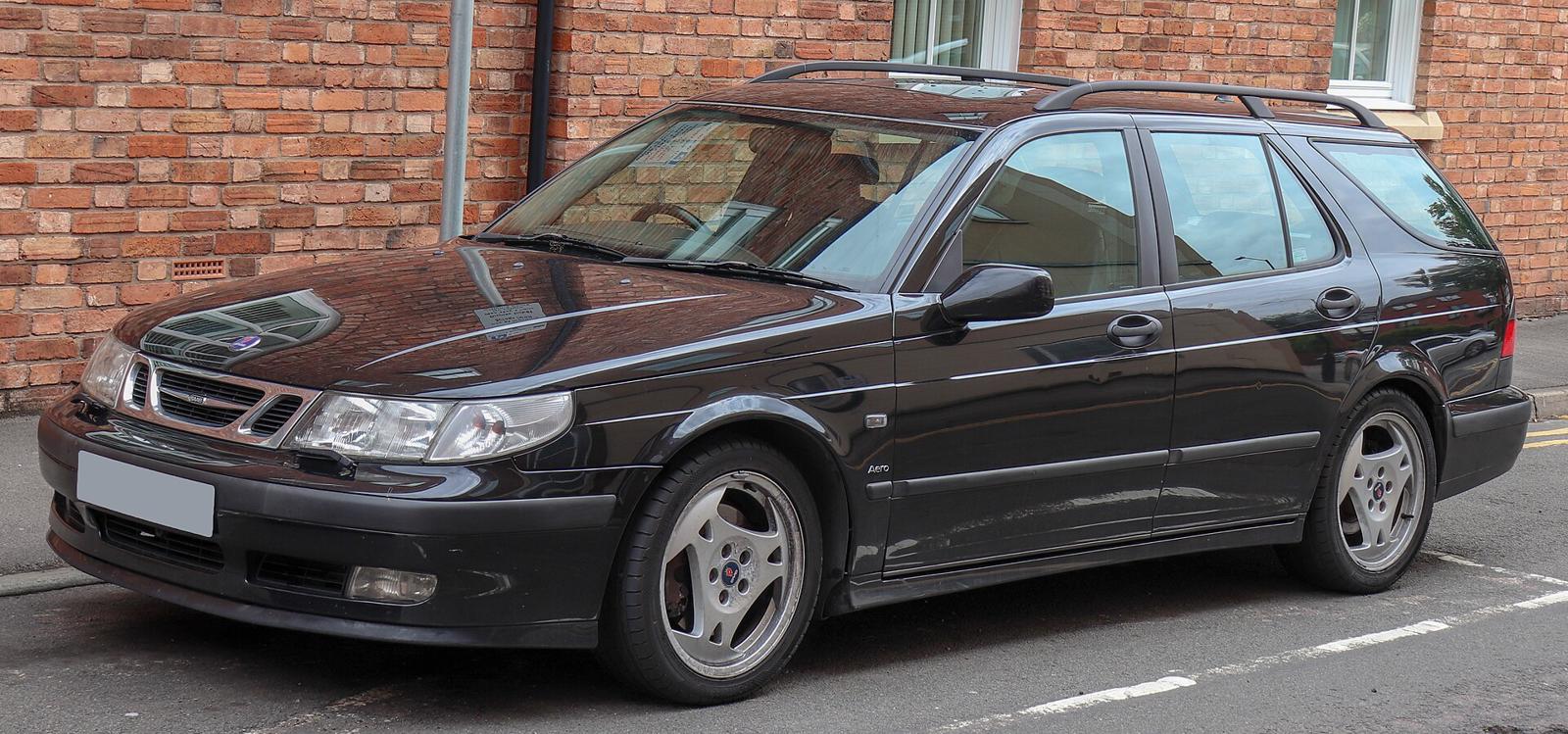 Svart Saab 9-5 Aero SportCombi parkert foran en teglvegg