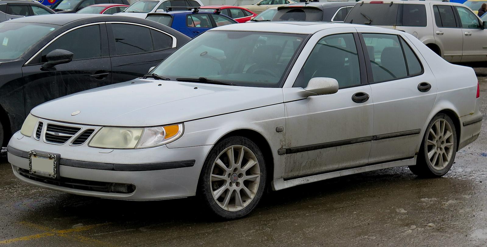 Sølvfarget Saab 9-5 Aero sedan sett skrått forfra på en parkeringsplass