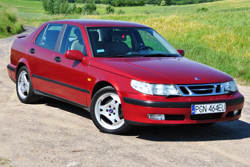 Rød Saab 9-5 sedan fra 1998