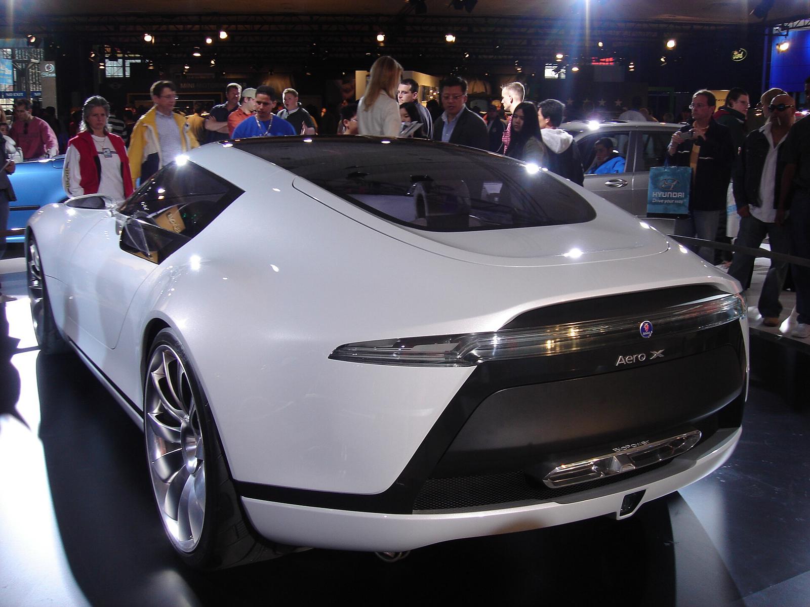 Hvit Saab Aero X sett bakfra med svart bakparti, smal baklyktstripe og sentralt eksosutløp