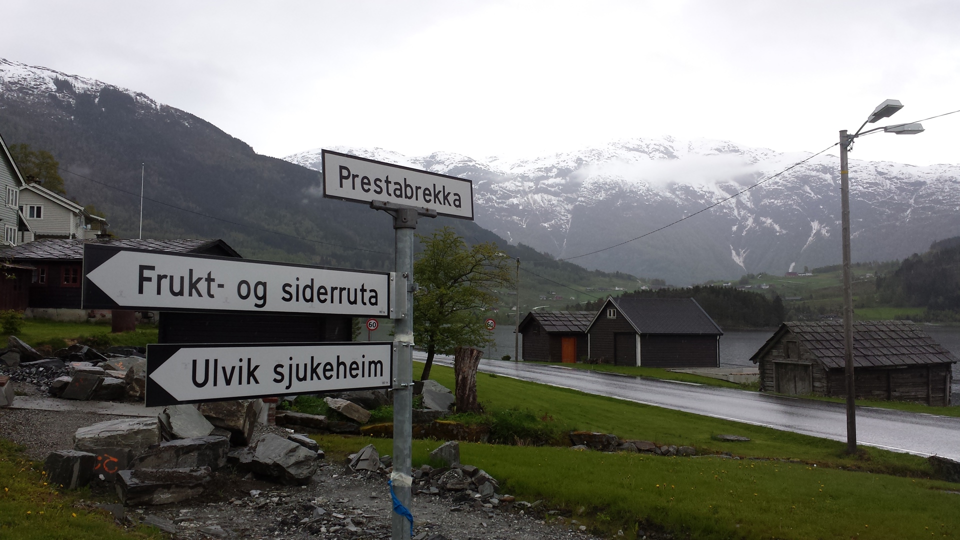 020 Ulvik - Mens vi venter pÜ omvisning pÜ siderie