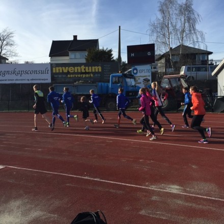 For en sesongstart! Over 70 barn og unge var samlet på Gjøvik stadion 4.5