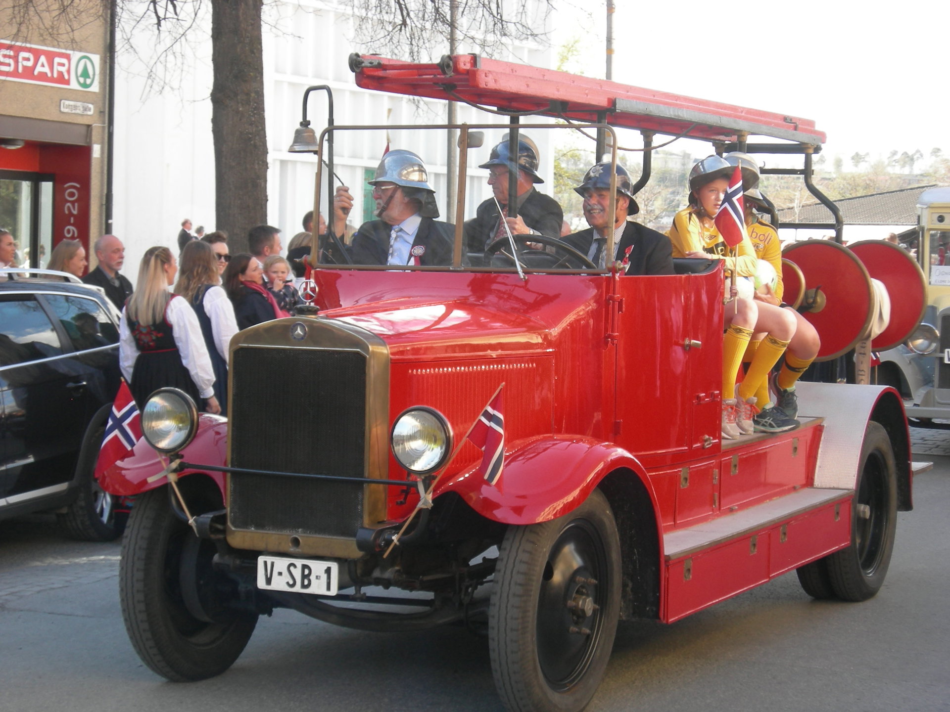 Brannbilen i 17.mai pynt