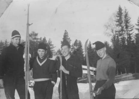 Skiløpere fra bygda.jpg