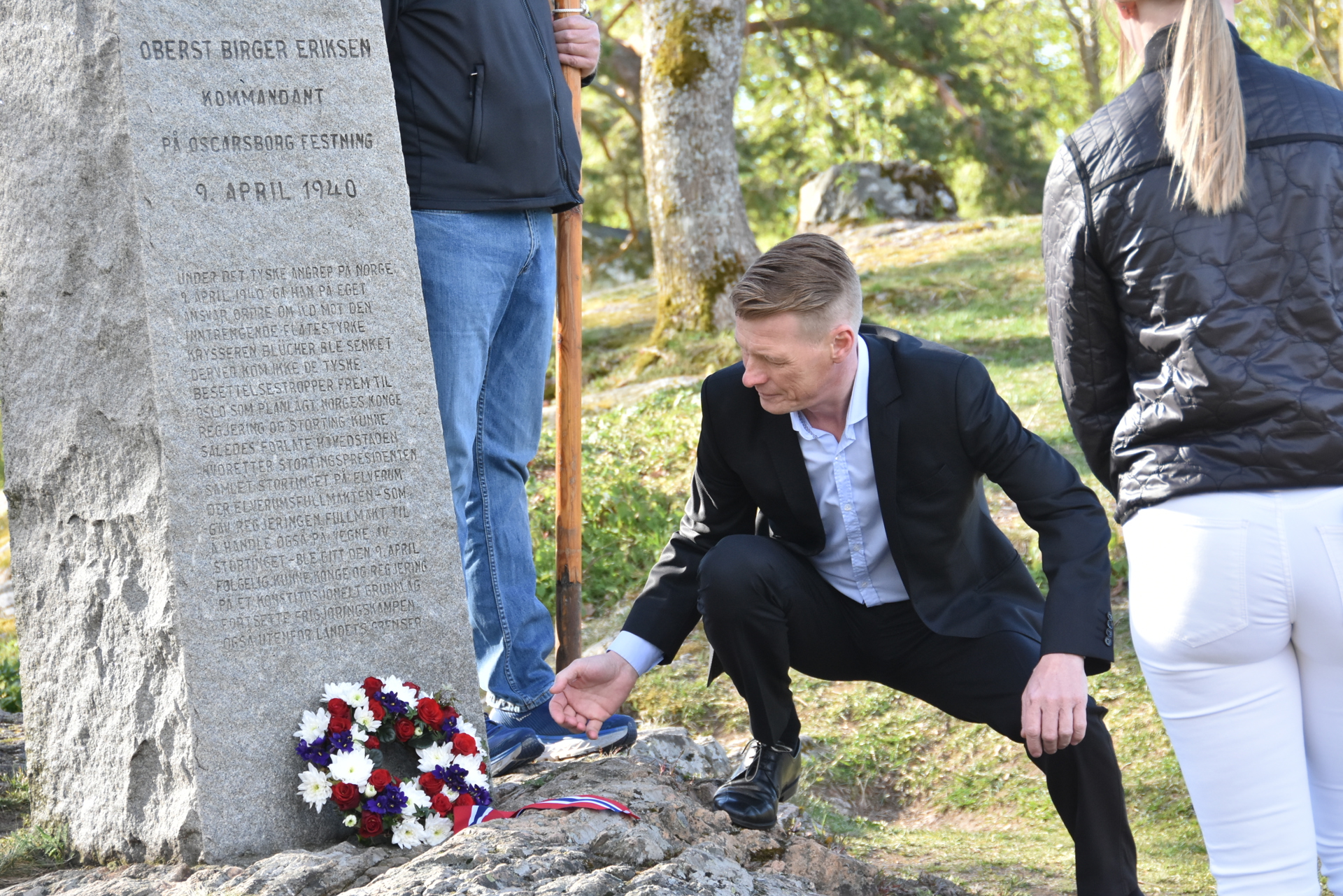 Kransenedleggelse ved Eriksens byste.JPG