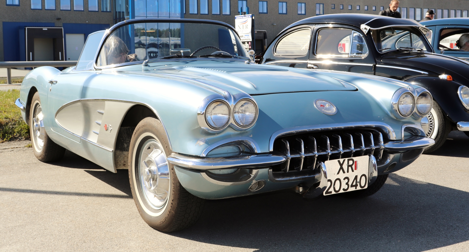 2 Chevrolet Corvette 1958.JPG