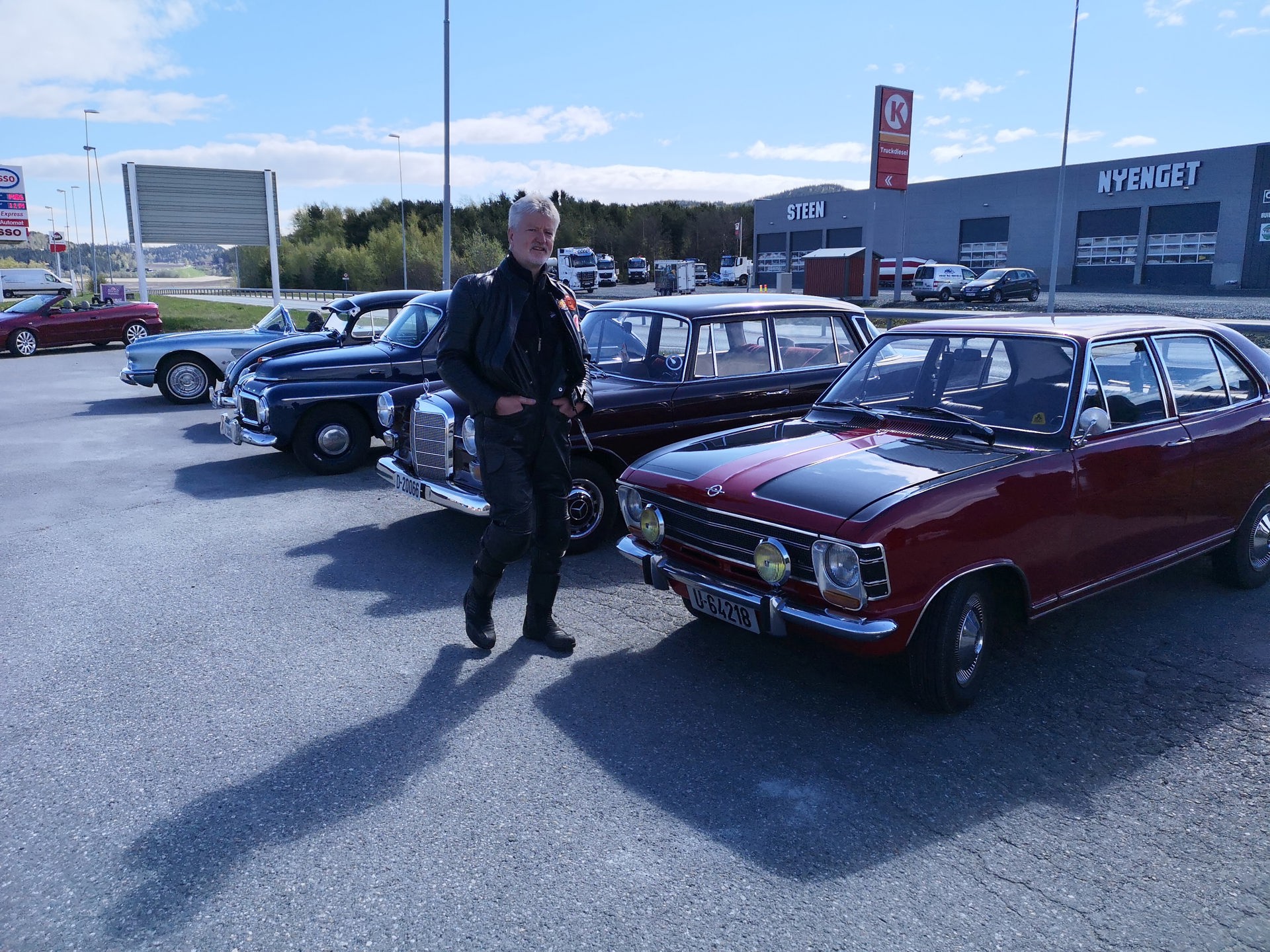 Tore inspiserer bilparken.jpg