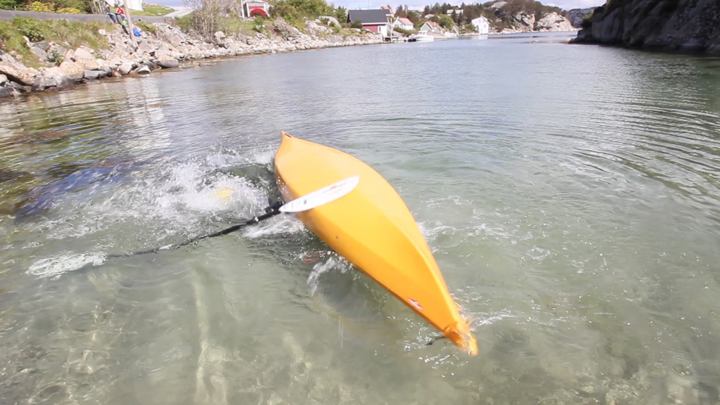 Nina padlar kajakk for første gong