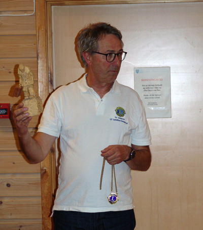 Øyvind Antonsen var president i Lions Club Siggerud 2018-2020. Her med "Gubben med kofferten" og presidentkjedet som overrekkes til den nye presidenten. 