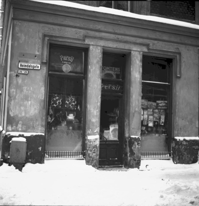 Foto fra 1967 av den gamle butikken til «Magnussa» i Heimdalsgata 26. Frk. Marie Magnussen hadde gitt seg noen få år før etter å ha hatt kortevareforretning her i rundt 40 år.