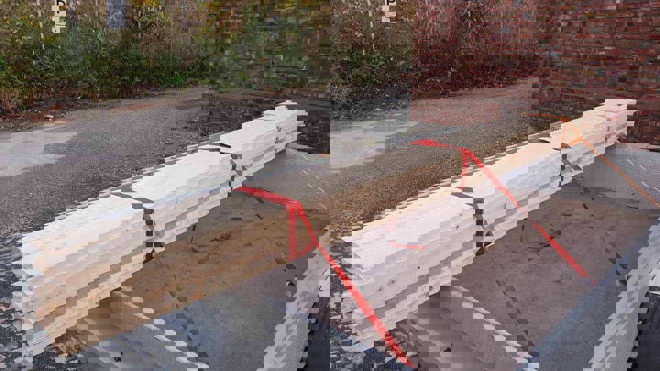 001 Her kommer material til porten