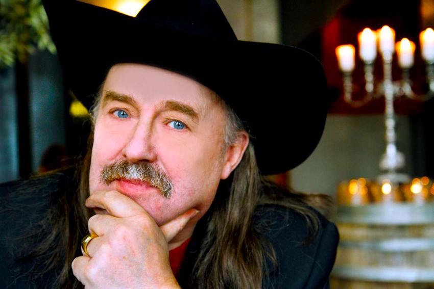 NORSK ARTISTFORBUND RYDDER OG OMORGANISERER