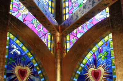 Lyskapellet har glassmosaikk tegnet av kunstneren Ferdinand Finne, etter visjon av Kirsten Rostbøll.