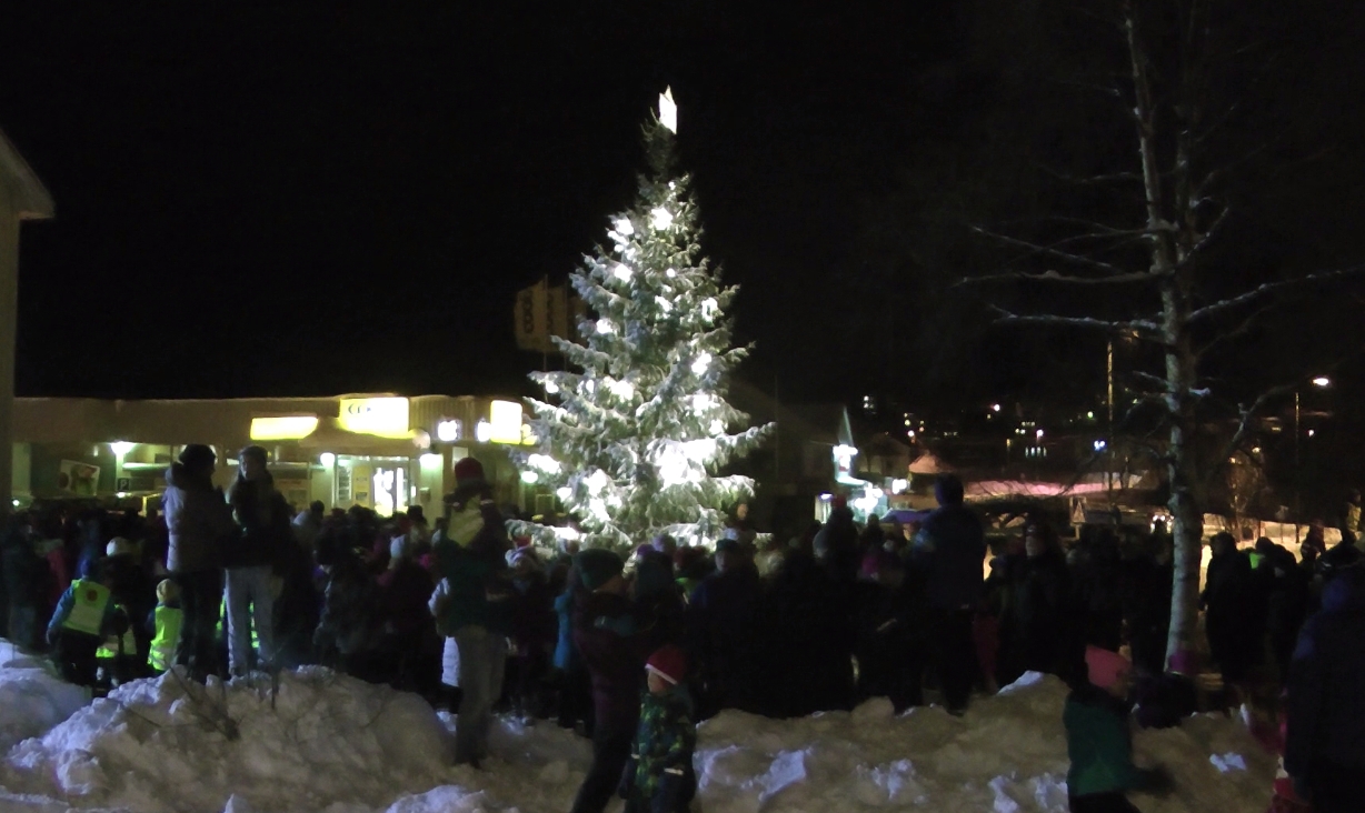 Julegrantenning på Lions plass i Sørreisa sentrum