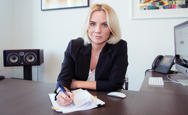 SYCO (UK) SIGNERER KONTRAKT MED INA WROLDSEN 