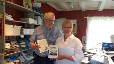Bildet viser t.v. Knut Bjørkmann, med Skytilens første nummer. Han var redaktør fra 1983-1985. Grete Andersen (t.h.) er nåværende redaktør - fra 2014. 