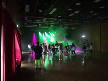 Diskokveld i Kulturhuset. Igjen over 200 aktive og danseglade barn- og ungdommer. Takk til Totallyd for spnsing av lyd, lys og masse røyk!