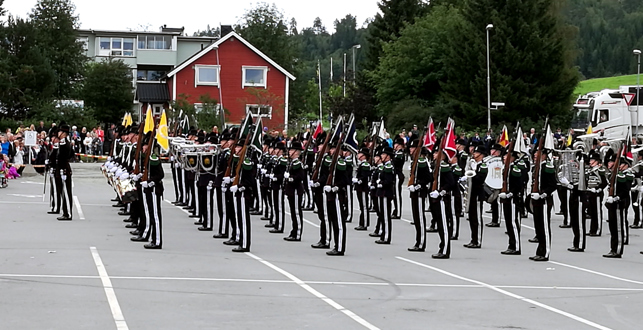 Hans Majestet Kongens Garden. Full drillprogram ved Klæbutoget. Takk til våre sponsorer for arrangementet: Klæbu Sparebank, Totallyd, Forset Grus
