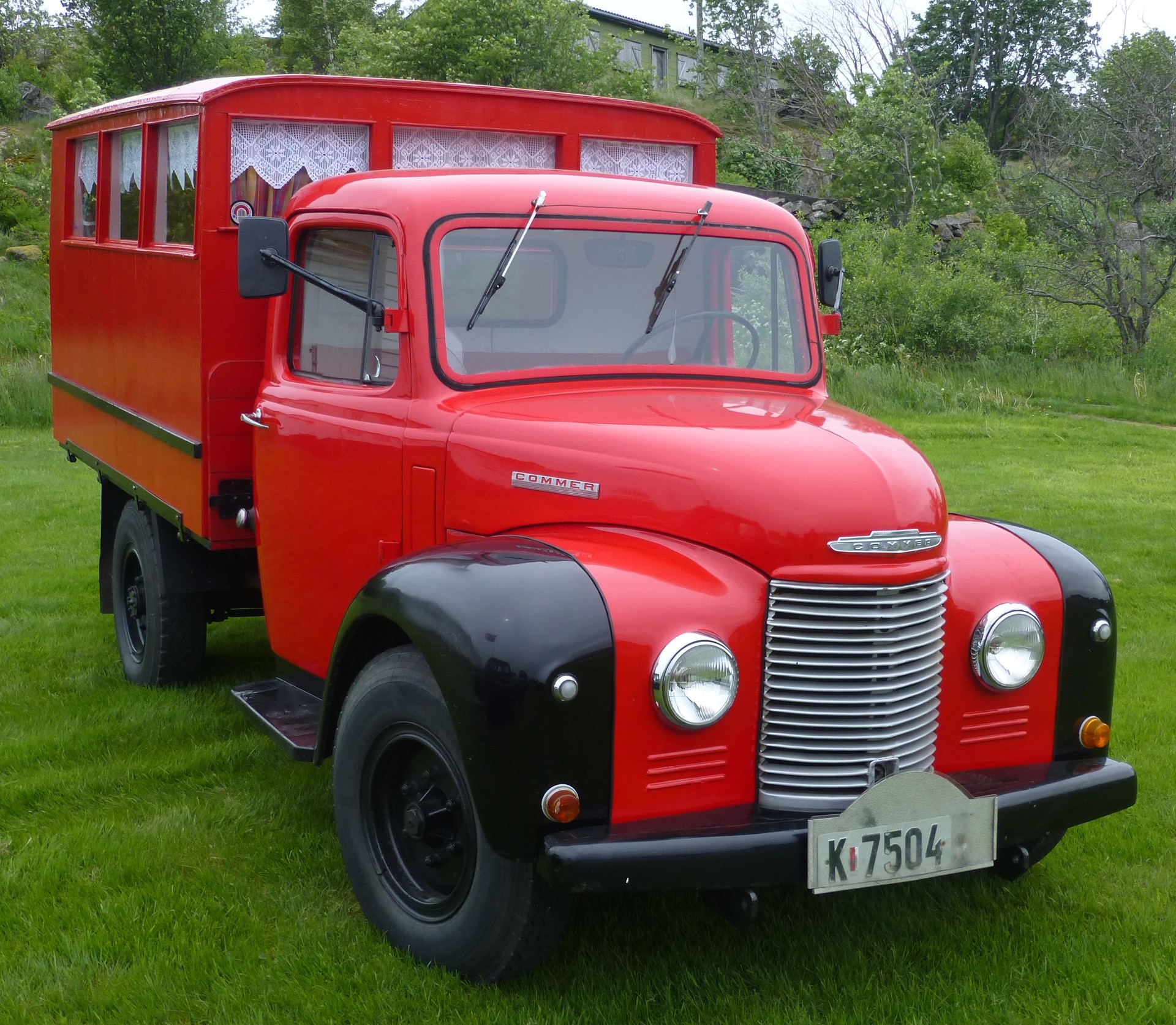 1955 Commer last med hus for passasjerer på planet