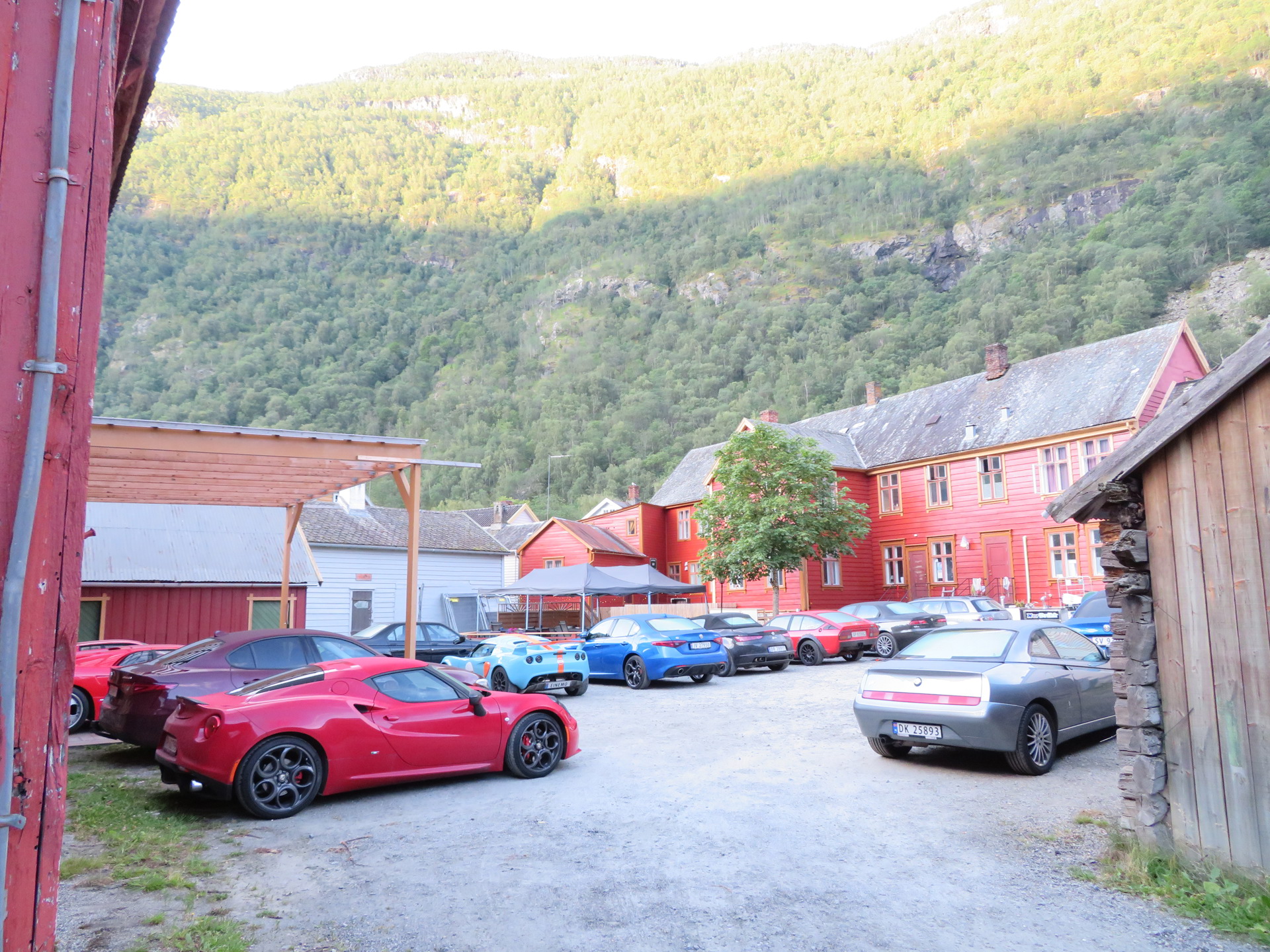 Bakgården til Lærdalsøren hotell (5).JPG