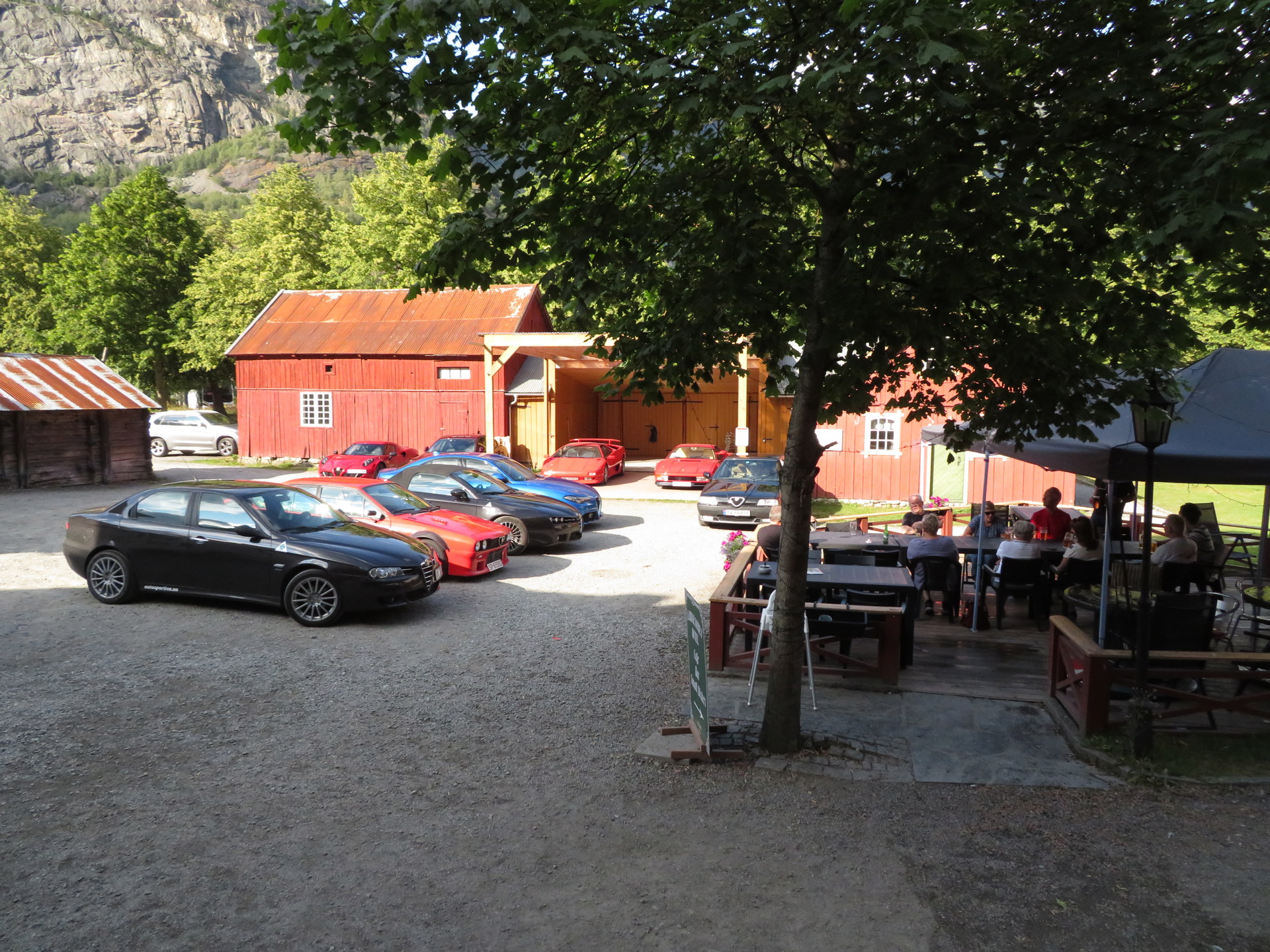 Biler i bakgården Lærdalsøren hotell (1).JPG