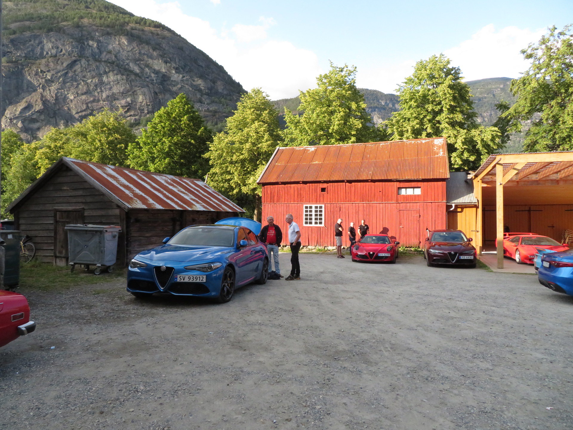 Biler i bakgården Lærdalsøren hotell (5).JPG