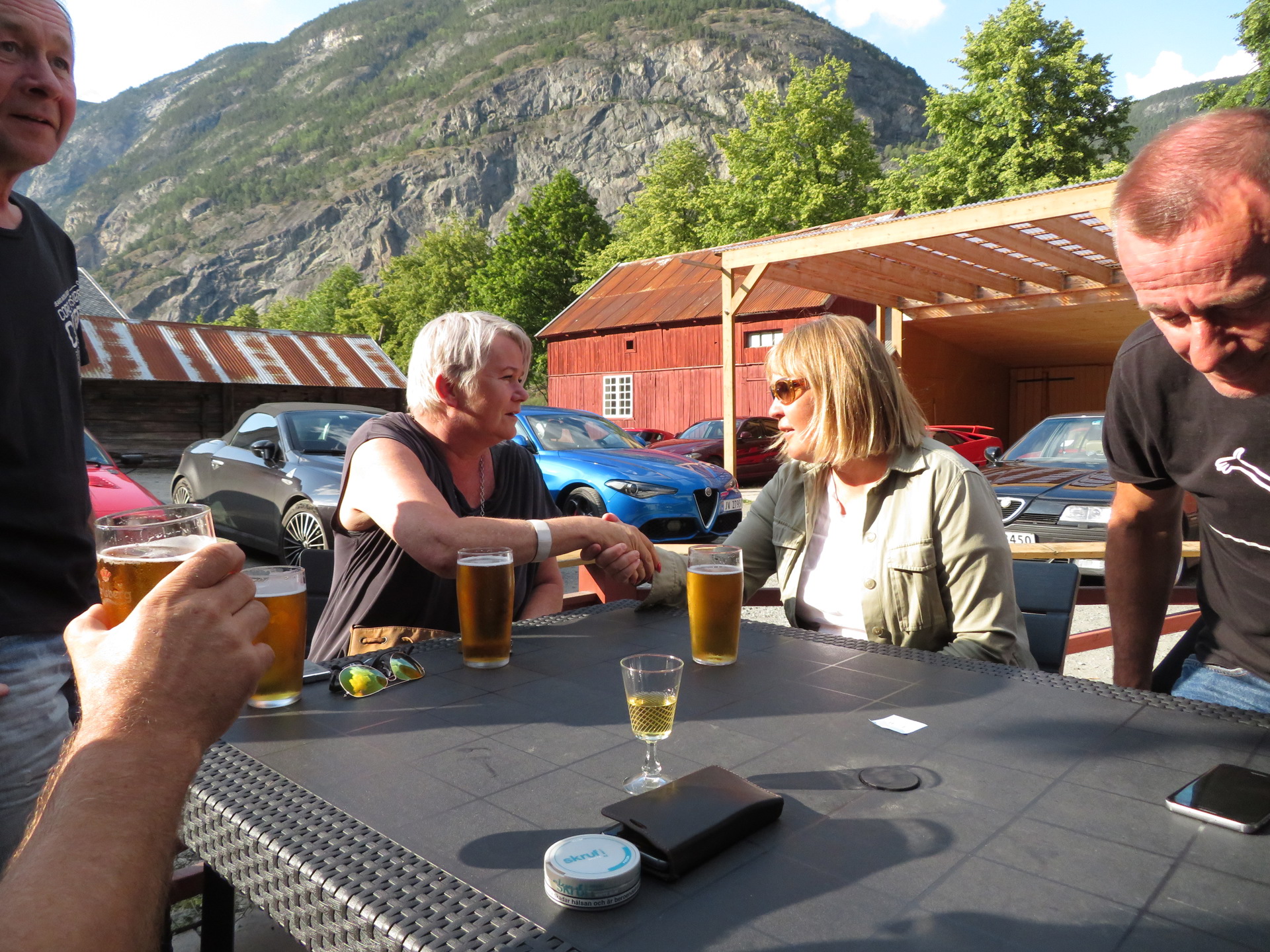 Alfistene ankommer og nyter forfriskninger (5).JPG