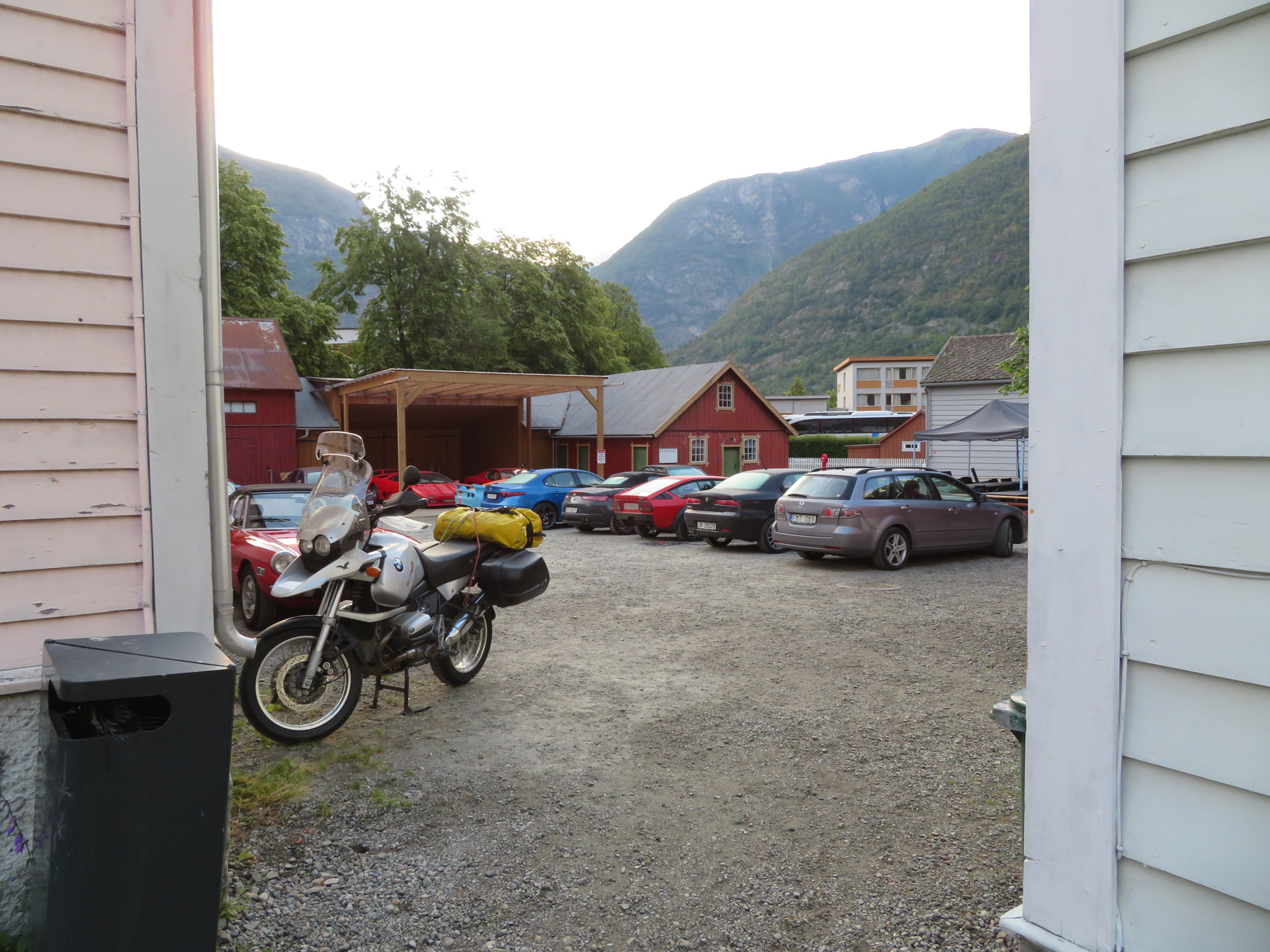 Bakgården til Aurdalsøren hotell (2).JPG