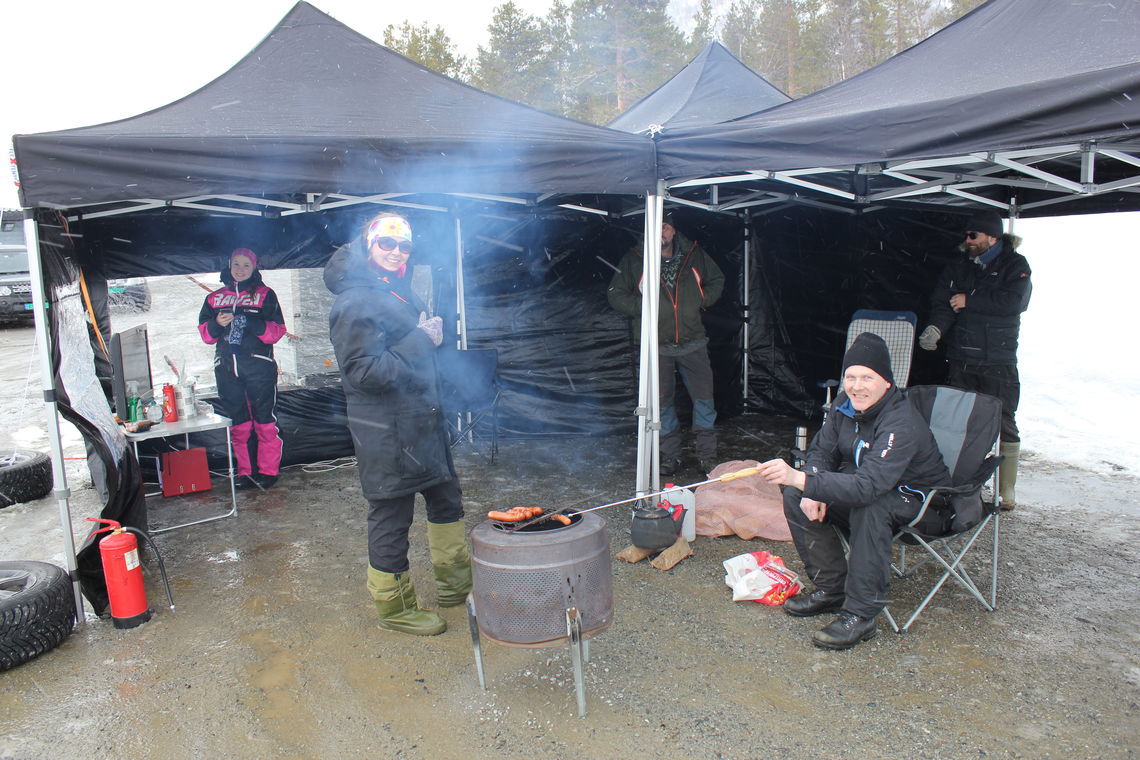 NLRK_nord_TT_telt_og_grilling_med_god_avstand.jpg